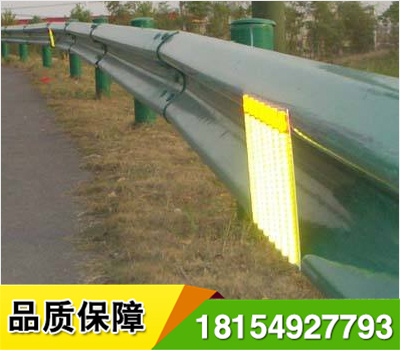 道路輪廊標(biāo)的英文名稱 Delineator，它是沿道路兩側(cè)邊緣設(shè)置、用于顯示道路邊界輪廓、指引車輛正常行駛、具有逆反射性能的一種交通安全設(shè)施，從功能上說(shuō)，輪廓標(biāo)是一種視線誘導(dǎo)設(shè)